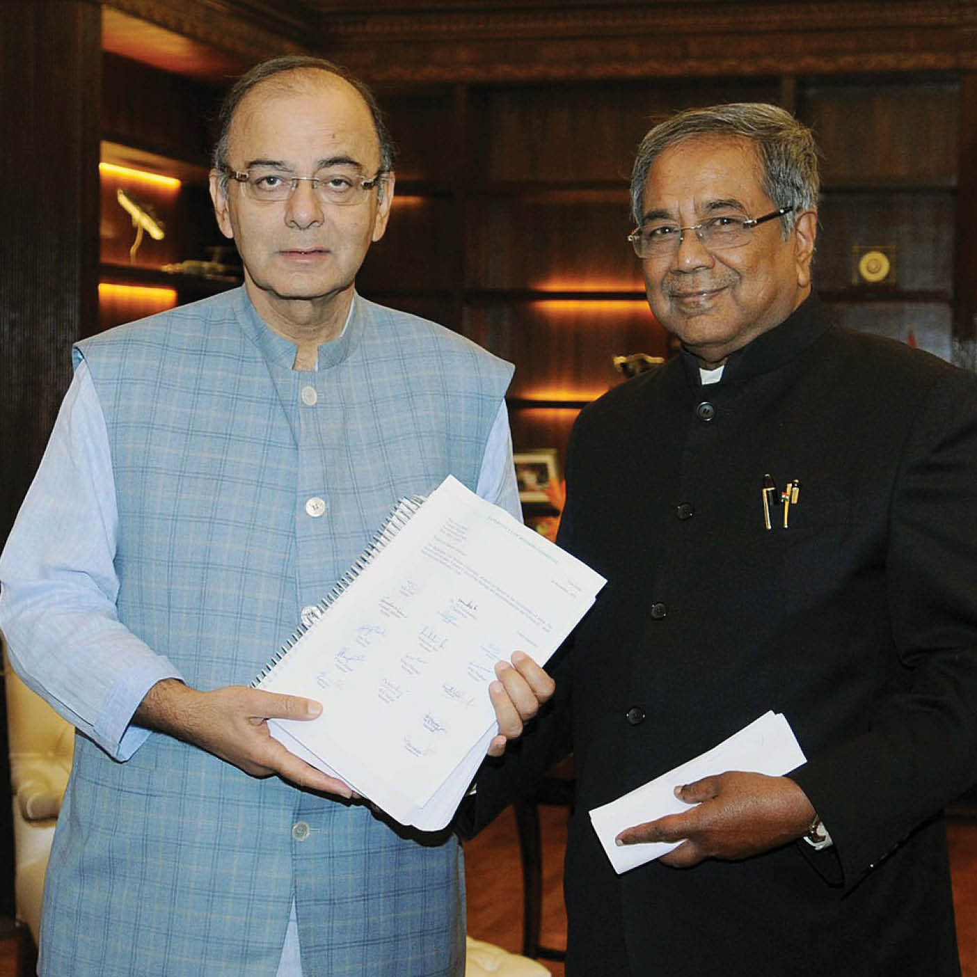 The Chairman of the Bankruptcy Law Reforms Committee (BLRC), Shri T K  Viswanathan presenting its report to the Union Minister for Finance, Corporate Affairs and Information & Broadcasting, Shri Arun Jaitley, in New Delhi on November 04, 2015   The Secretary, Department of Economic Affairs, Ministry of Finance, Shri Shaktikanta Das is also seen  